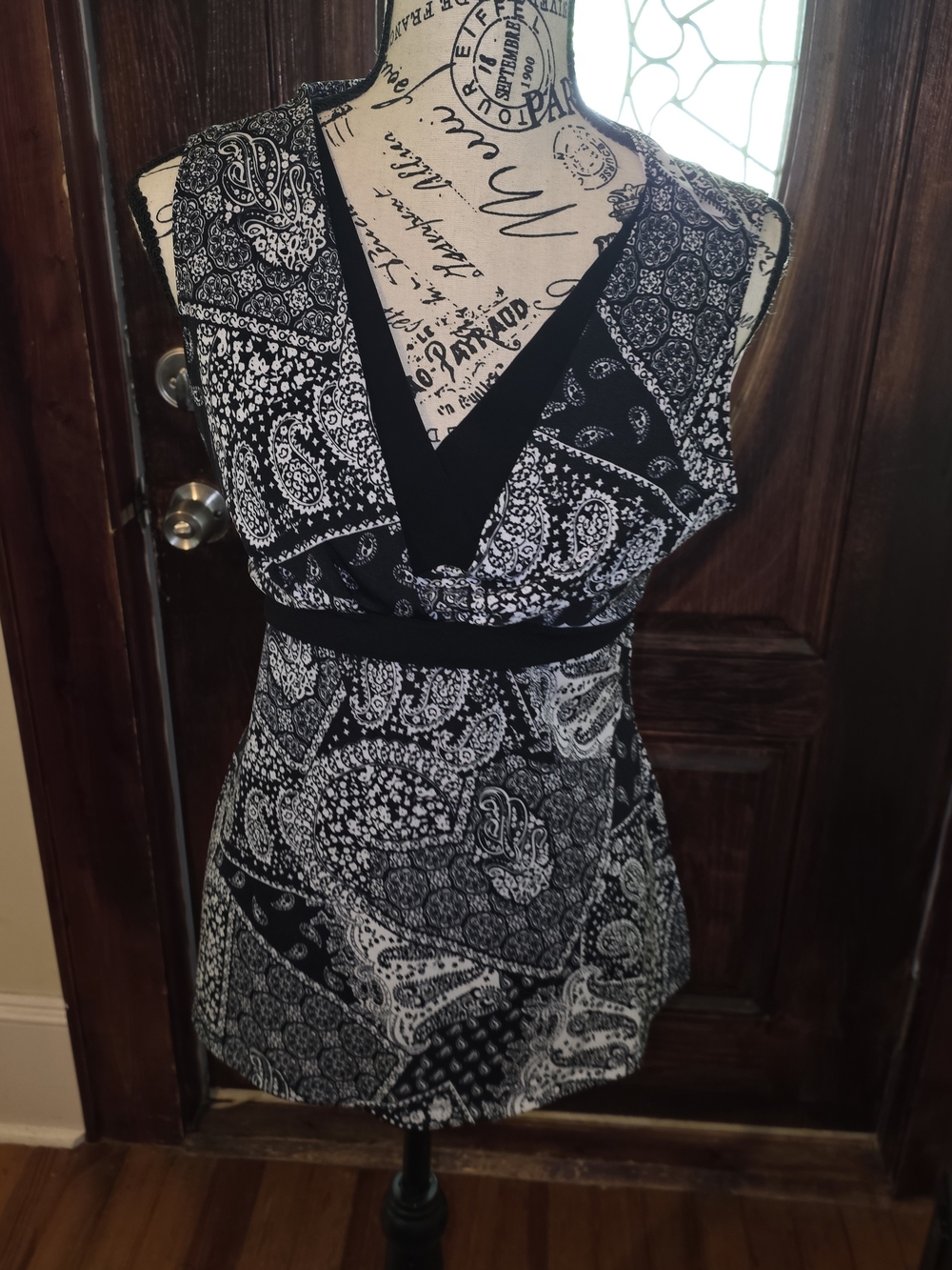 Moa Moa Women’s Black and White Paisley V-Neck Top Large